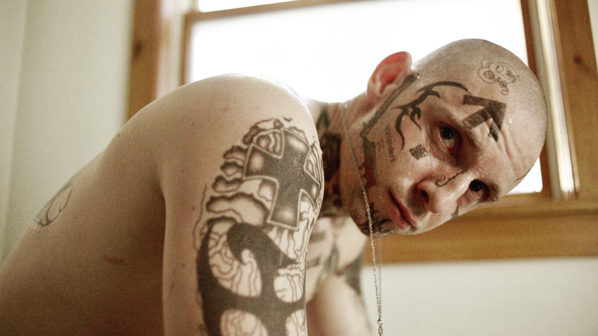 ‘Skin’: Odio neonazi tatuado en la piel 

