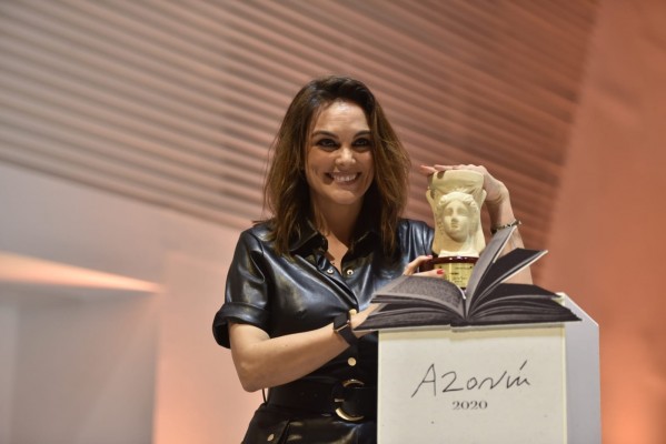 La ilicitana Mónica Carrillo gana el Premio Azorín de Novela 2020 con 'La vida desnuda'