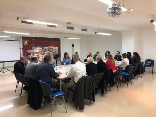 Ampas y alcaldes acuerdan iniciar una Iniciativa Legislativa Popular para derogar la ley de plurilingüismo