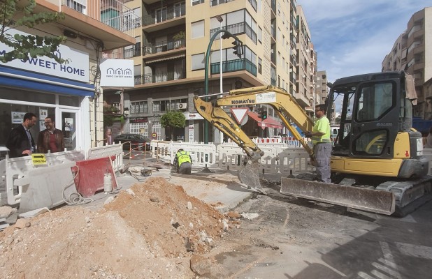 Las obras de asfaltado en Elche llegan a la calle Capitán Antonio Mena para la mejora de aceras 