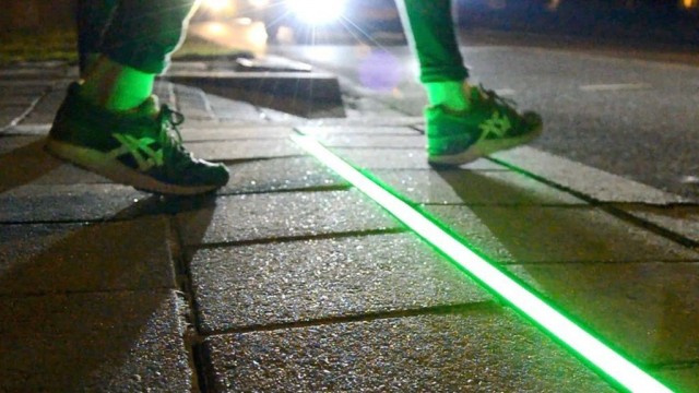 Benidorm instalará semáforos en el suelo para evitar distracciones de peatones mirando al móvil
