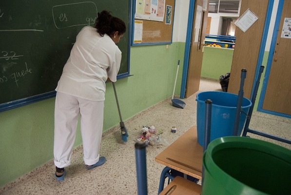 Tres empresas, entre ellas una adjudicataria, paran el megacontrato de limpieza de centros educativos