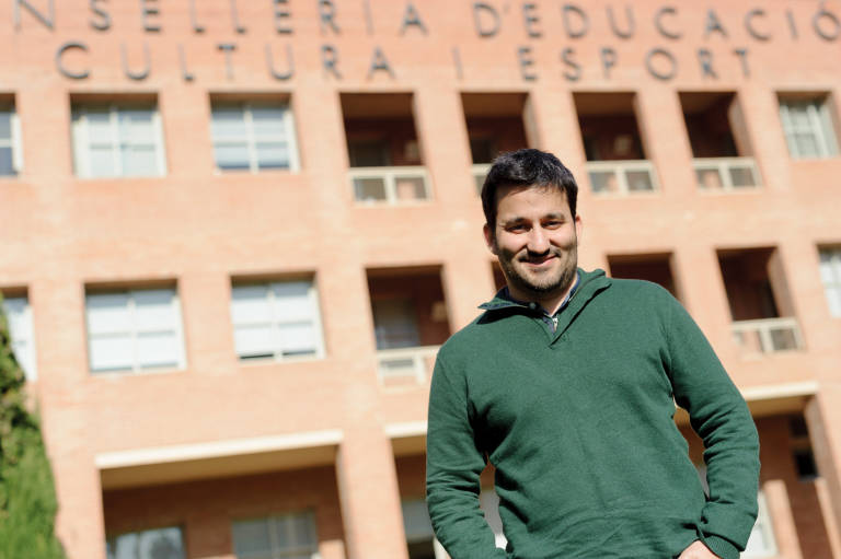 El titular de Educación, Vicent Marzà, en la puerta de la conselleria que dirige.Foto:EVA MAÑEZ - 
