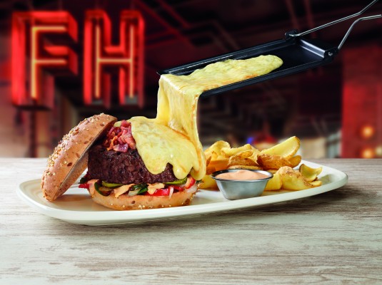El primer Foster's Hollywood 'free standing' deja 20 nuevos puestos de trabajo en Castelló