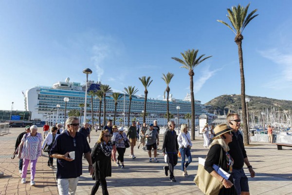 España recibe 4,1 millones de turistas internacionales en enero, un 1,4% menos que hace un año