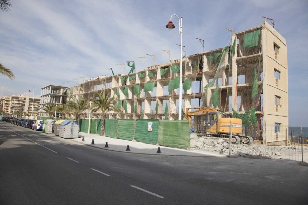 Costas considera ilegales las obras en el Hotel de Arenales de Elche y ordena su demolición