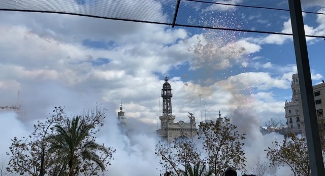 La pirotecnia Peñarroja inaugura las 'mascletaes' de 2020 con un espectáculo de final 