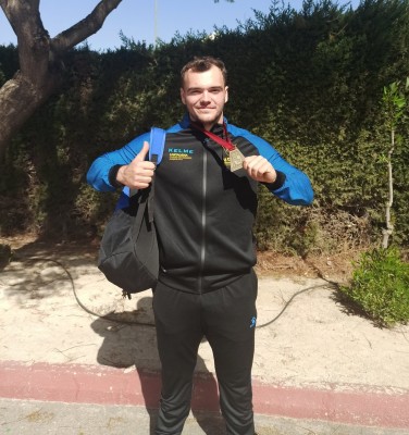Andre Muller bate por 99 centímetros el récord regional sub-20 de peso y está a 3 del Mundial
