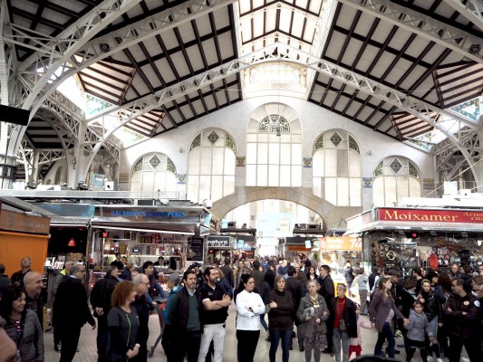 El Mercado Central se manifiesta contra la reforma de Colón con un apagado de luces simbólico