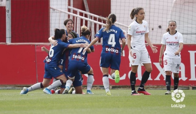 Alba Redondo y Eva Navarro dan forma a la victoria del Levante en Sevilla