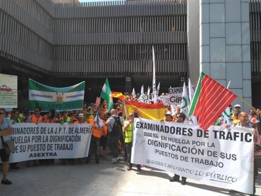 Los examinadores de tráfico podrían ir a una huelga indefinida en septiembre