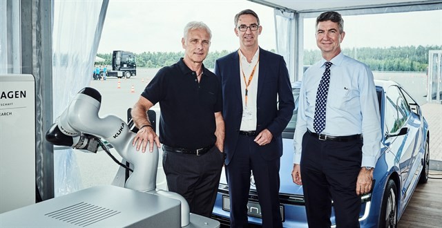 Volkswagen y Kuka desarrollarán soluciones robotizadas para los vehículos del futuro

