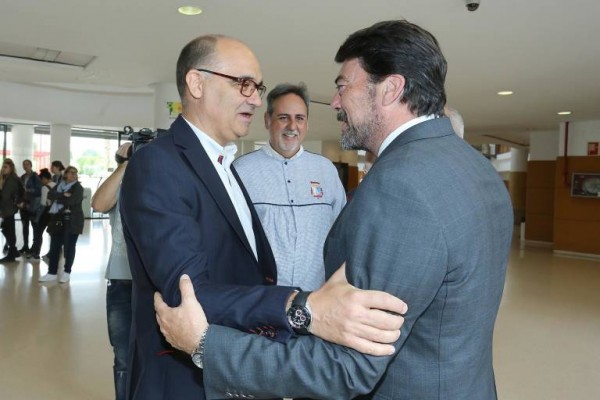 La UA se ofrece al Ayuntamiento de Alicante para aclarar (y defender) la convivencia del valenciano