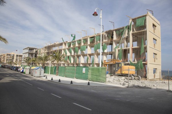 El gobierno de Elche exige la demolición inmediata del hotel Los Arenales
