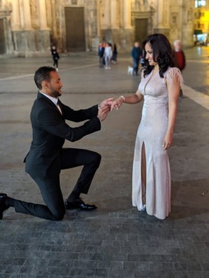 Sadiel Rojas pide matrimonio a su novia delante de la Catedral y ya reclaman que sea Hijo de la Ciudad