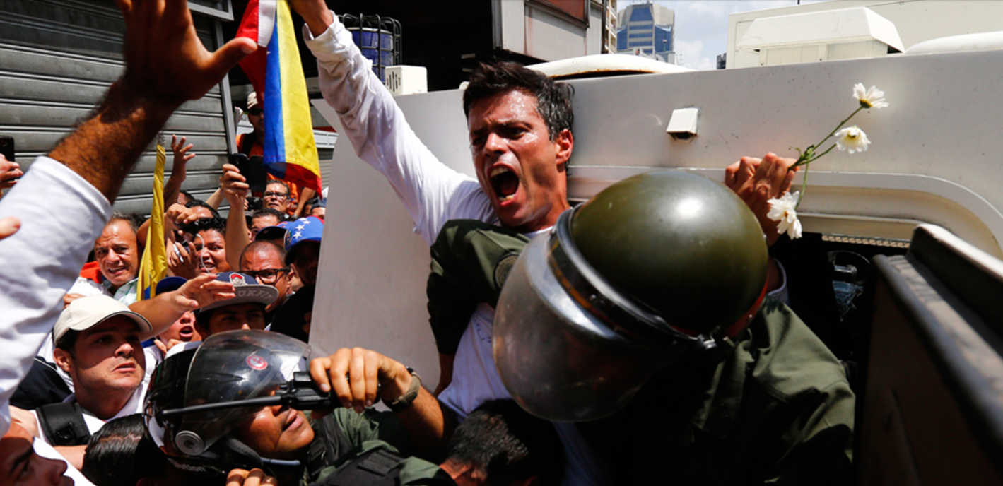 El opositor venezolano Leopoldo López sale de la cárcel