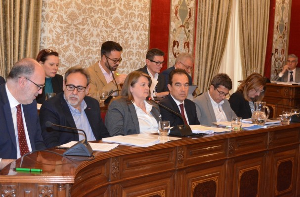 Alicante: el bipartito muta en tripartito ante el presupuesto y el PSPV se defiende con 'circo'