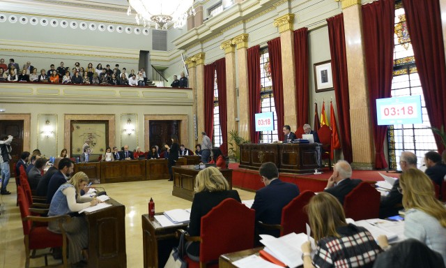 Vox desata la polémica en el pleno de Murcia al defender a un teniente del Aire acusado de acoso