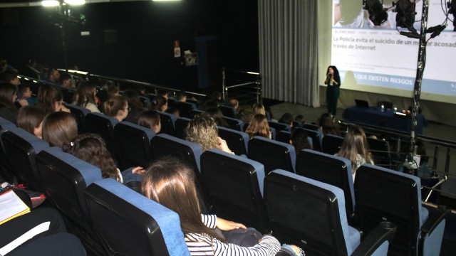 Escolares de Onda aprenden sobre el ciberacoso y el uso excesivo de nuevas tecnologías