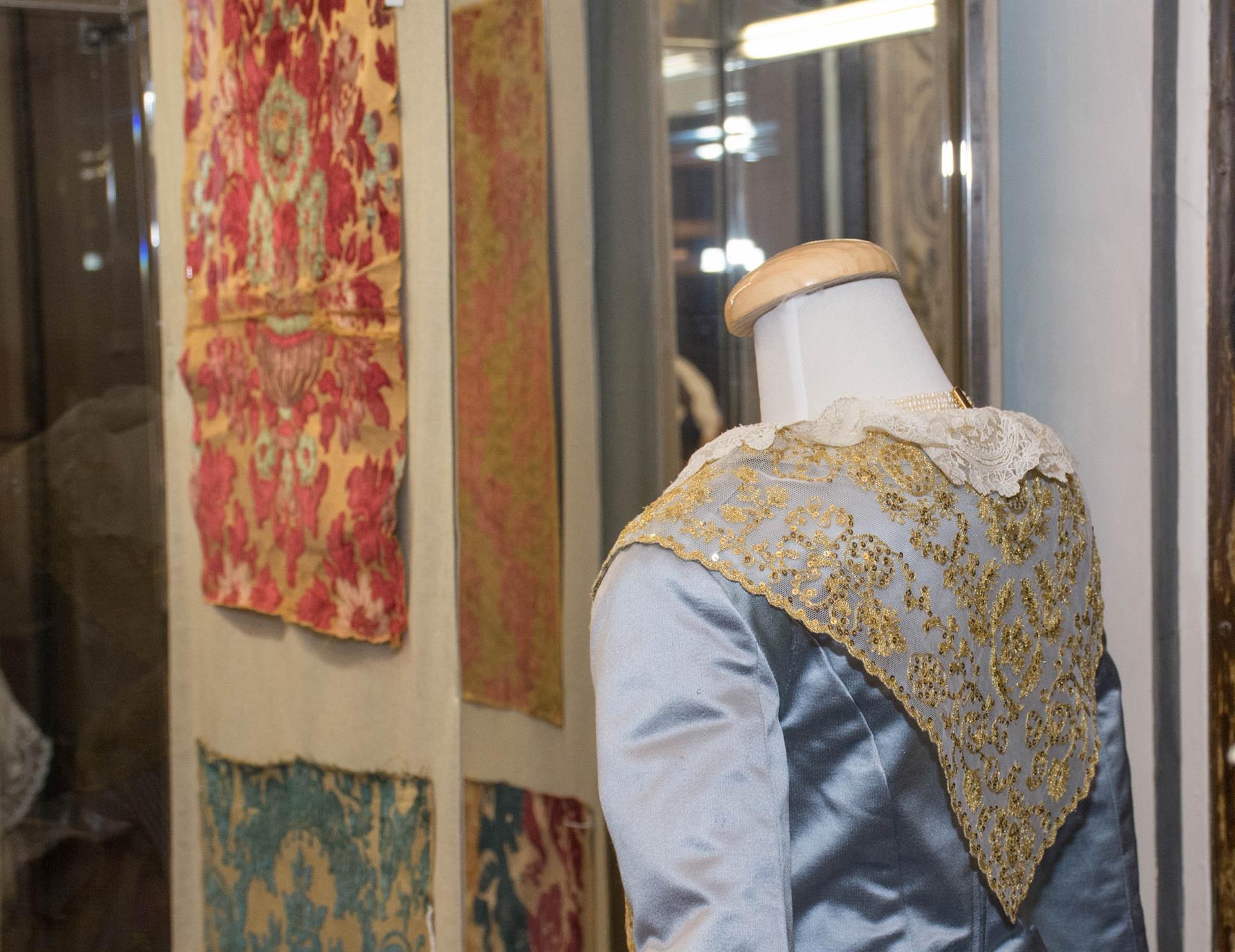 'Los mercaderes de la seda' recrea el oficio de los 'velluters' de la Lonja valenciana del siglo XV