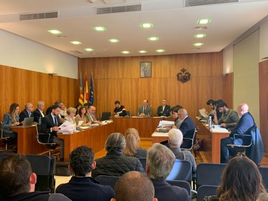 El pleno de Orihuela aprueba la creación de una comisión para la revisión de los contratos de Hidraqua 