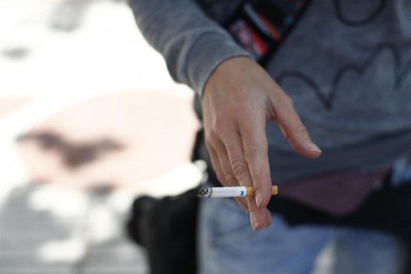 El Gobierno subirá el IVA de tabaco y apuestas y bajará el de productos de higiene femenina