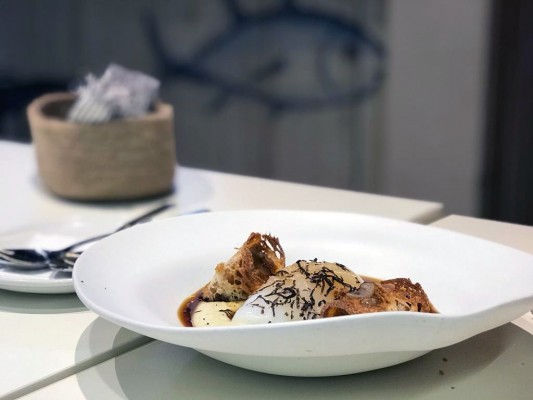Huevos de oca con manitas crujientes y trufa de Sarrión en Tonyina