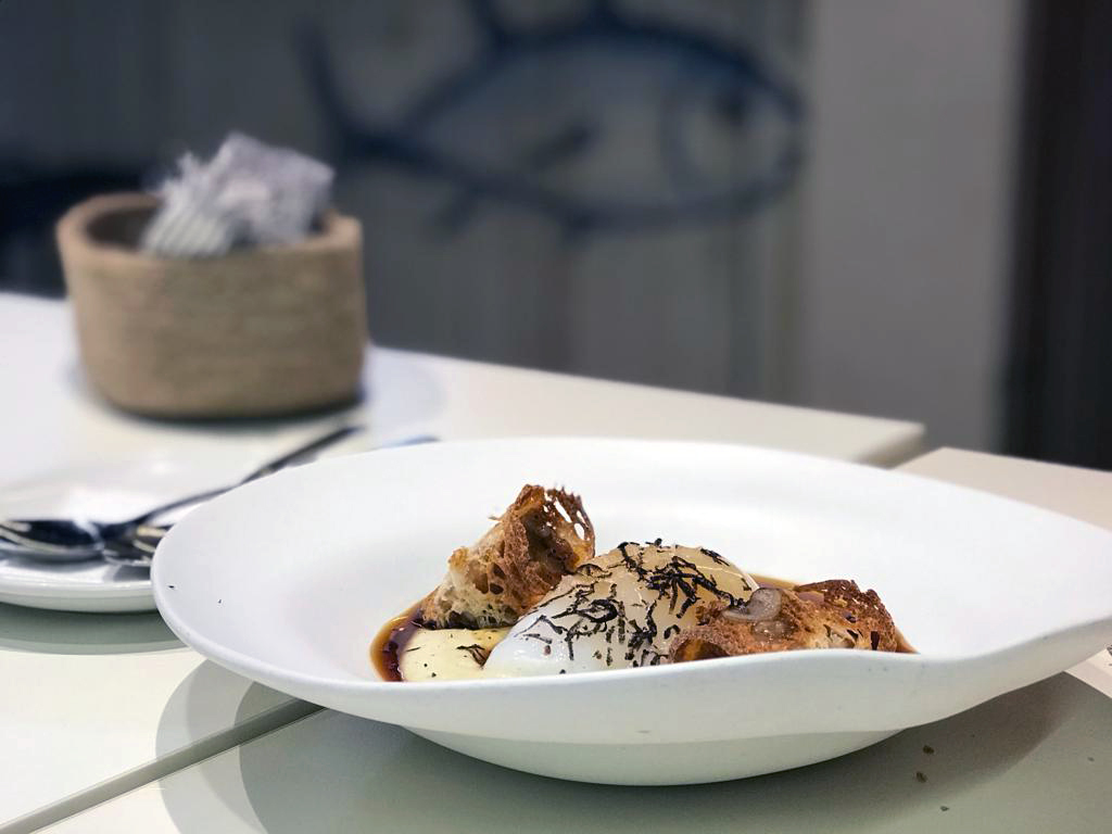Huevos de oca con manitas crujientes y trufa de Sarrión en Tonyina
