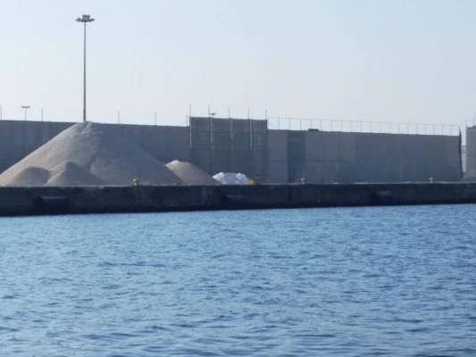 Eiffage plantea desplazar la nave de los graneles y reforzar el muelle 17 para ganar estabilidad
