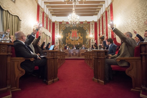 El debate en Alicante: dos iniciativas sobre el 8 de marzo y 'baile protesta' por los centros de mayores