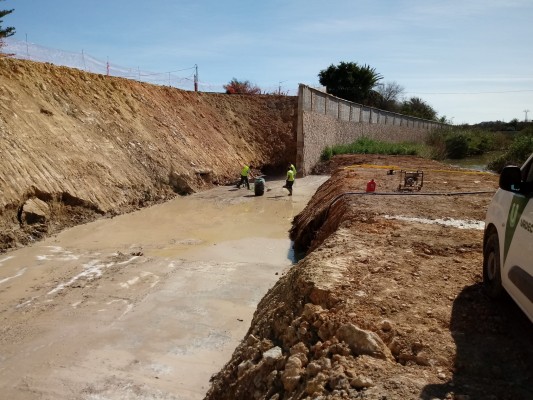 Finalizan los trabajos de preparación de la superficie de asiento en la rotura del río en Almoradí