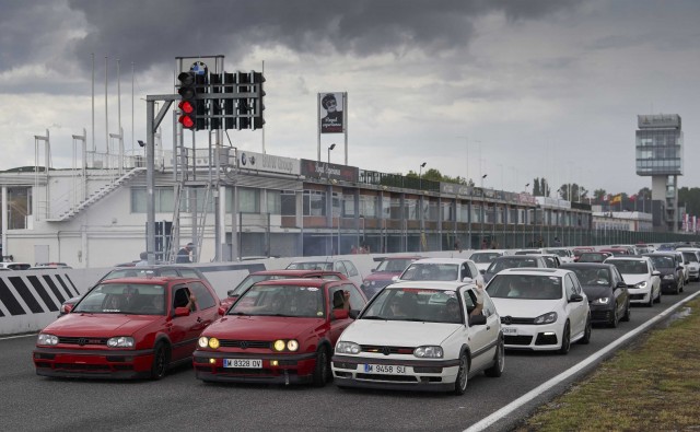 Miles de aficionados rinden tributo al Golf GTI