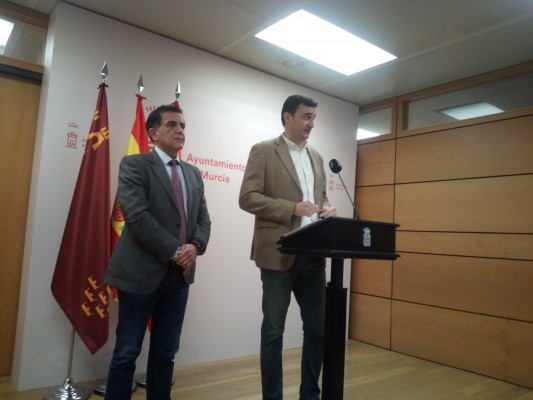 La oposición acusa a Ballesta de hacer 