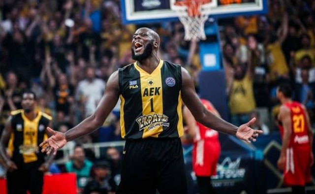 Delroy James, del UCAM CB: 