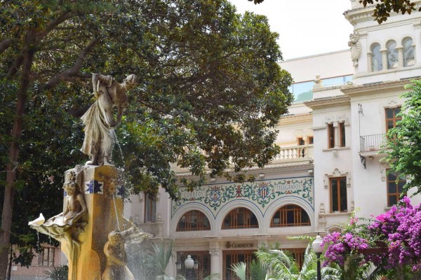 El millor lloc d’Alacant per a besar-se: benvinguts a la plaça Gabriel Miró
