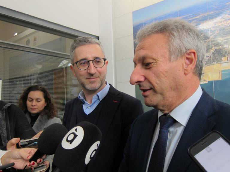 El conseller Arcadi España, junto al nuevo director de Puertos del Estado, Francisco Toledo. - 