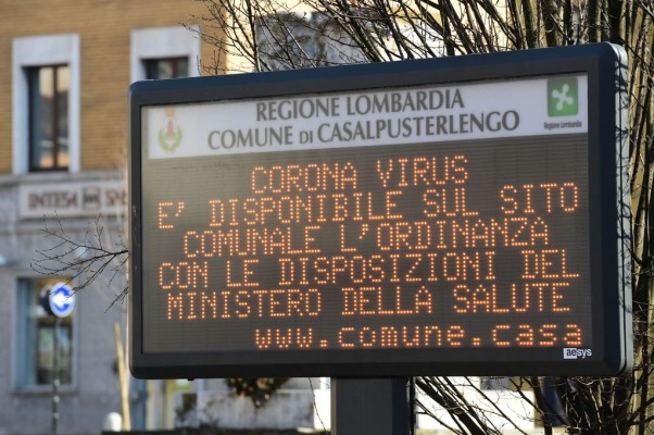 Italia eleva a 11 los fallecidos por el coronavirus y 323 los afectados