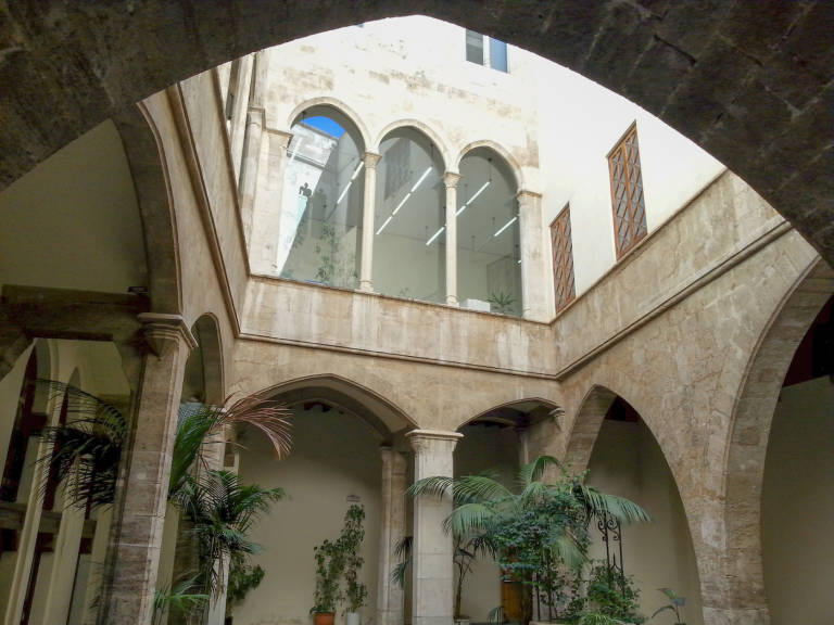 Patio gótico del Palau de l'Almirall. Foto: DORIEO - 