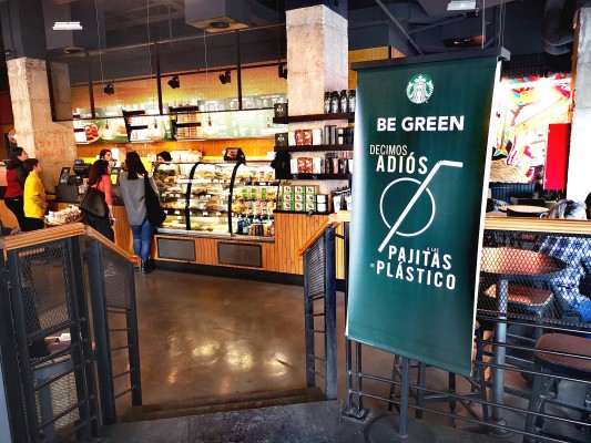 El Starbucks de Gran Vía dice adiós a las pajitas y cubiertos de plástico