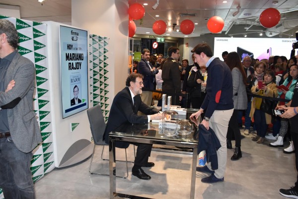 Mariano Rajoy firma en València su libro 'Una España mejor' arropado por Bonig y Catalá