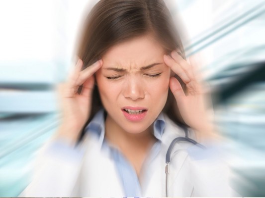 Automedicarse puede provocar que las migrañas empeoren y se añadan nuevas patologías