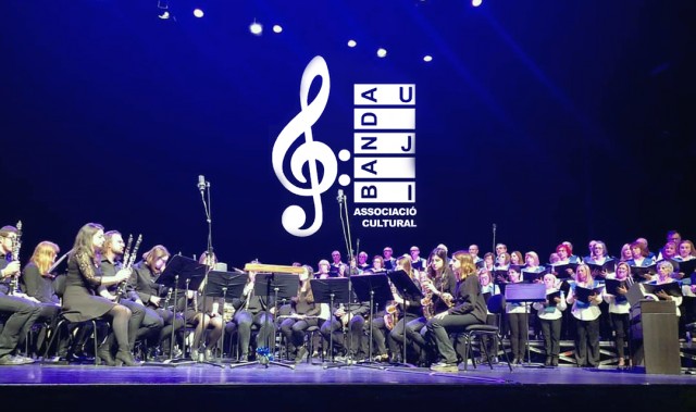 La banda de la UJI i La Valenciana completen el seu 'intercanvi musical' a Castelló
