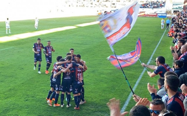El gol de Luis Castillo y las paradas de Serna hasta en un penalti dan la salvación al Yeclano (1-0) 