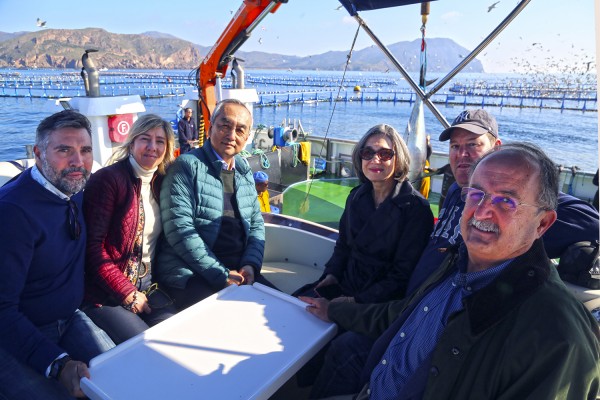 El embajador de Japón conoce ‘in situ’ en Cartagena la crianza del atún rojo, su producto más deseado