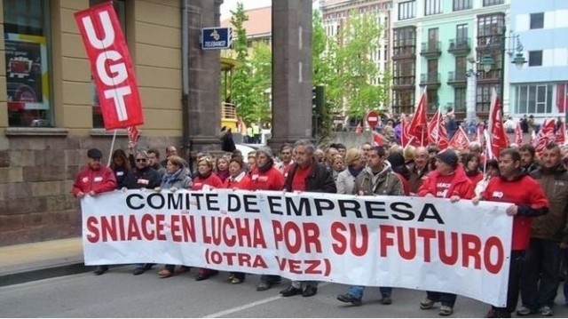 Los trabajadores de Sniace se movilizan tras el anuncio del cierre de la compañía