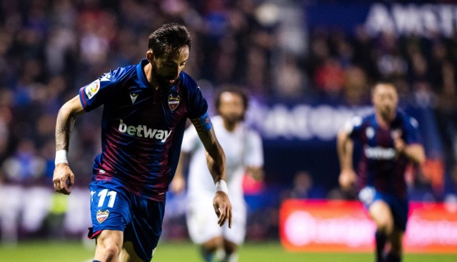 Un gol del 'Comandante' Morales bate al Madrid y desata la locura en el Ciutat