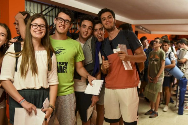 Un centenar de estudiantes hacen once horas de cola para obtener abono becado