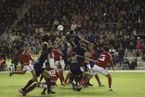 Real Murcia y UCAM pelean en el estadio Enrique Roca por decidir quién manda en la capital