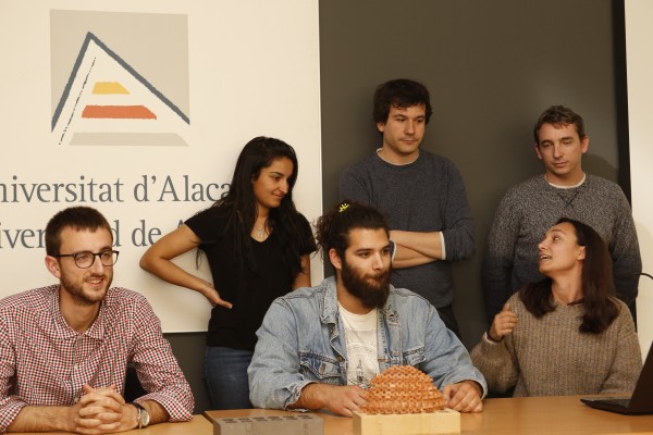 Futuros arquitectos y artistas diseñan formas de percibir el espacio con paramentos cerámicos

