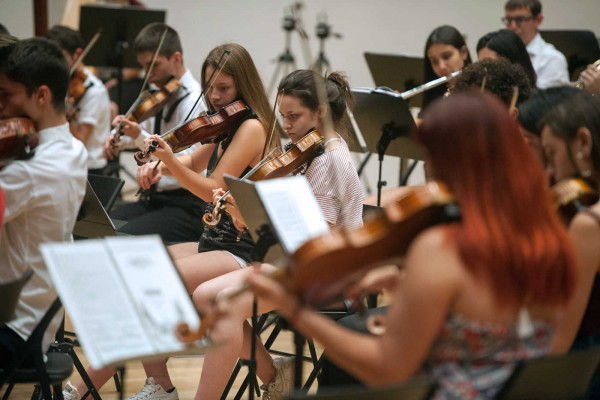 El director, la orquesta, el festival y la mujer del director